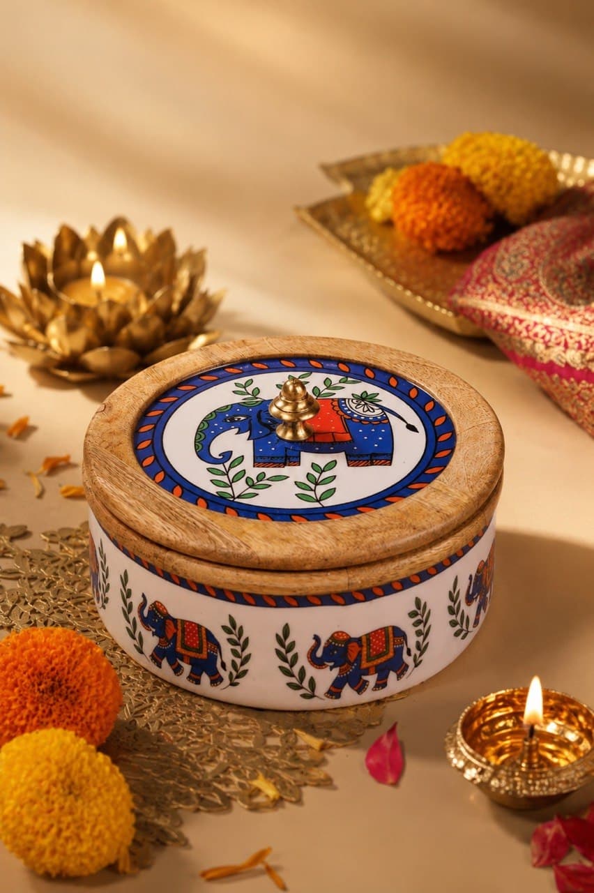 Seasoned mango wood box, closed